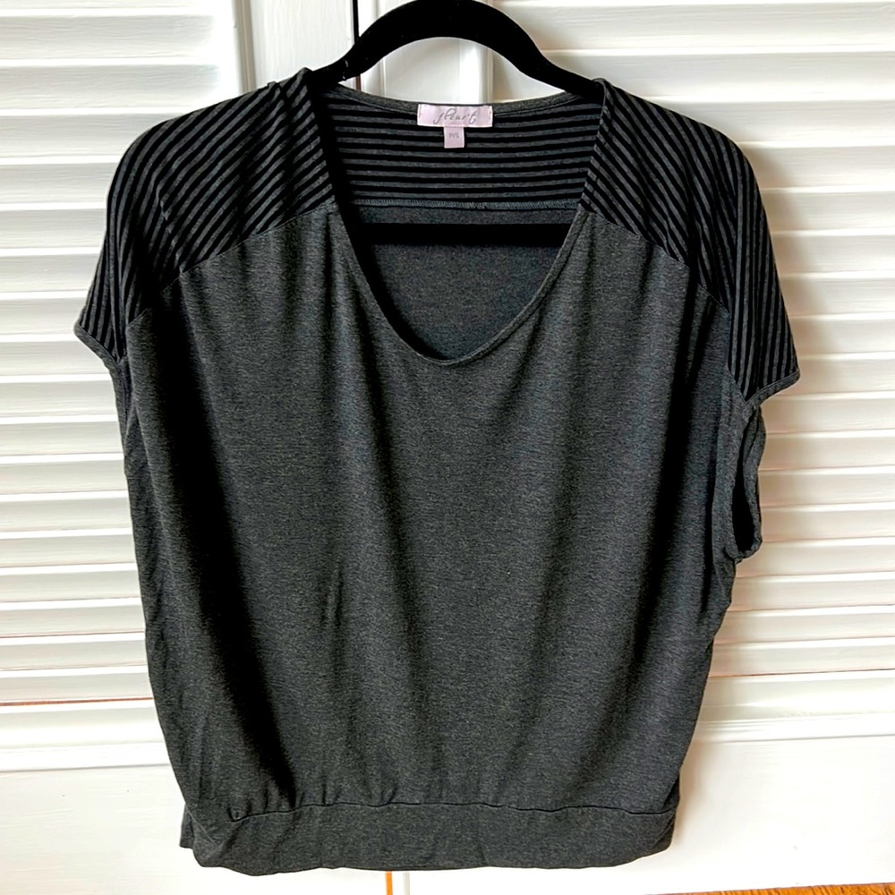 Casual cap sleeve t in black size small